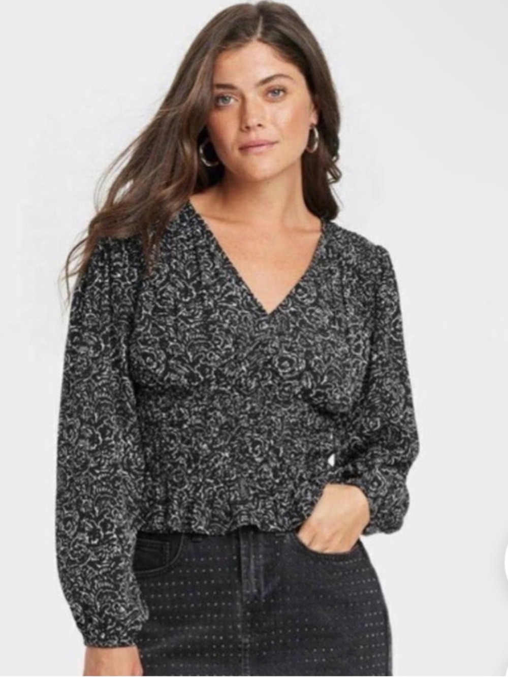 🔟 Universal Thread Black and White Floral V-Neck Smocked Waist Blouse